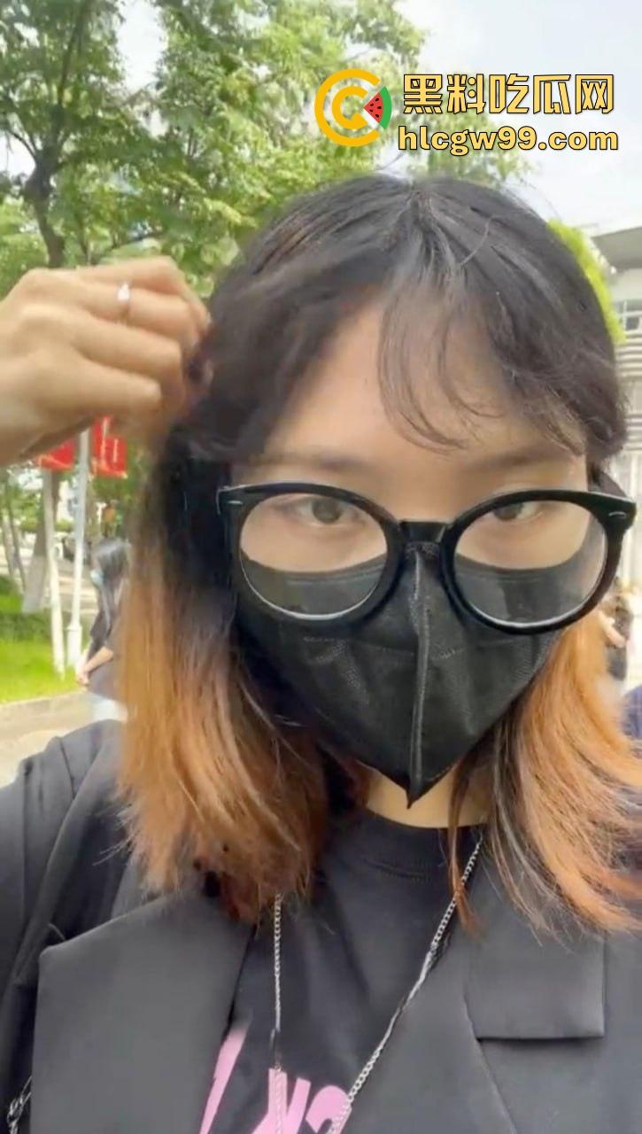 山西职校反差婊【樊亚娟】捂脸带眼镜装纯，摘了眼镜变骚母狗，馋鸡巴馋疯了！-2