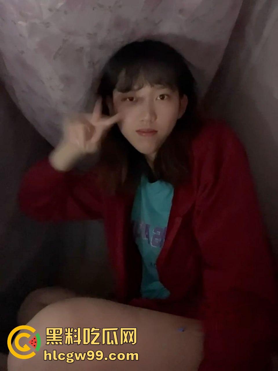 山西职校反差婊【樊亚娟】捂脸带眼镜装纯，摘了眼镜变骚母狗，馋鸡巴馋疯了！-3