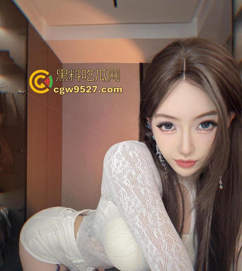 肌肉男体育生与母狗的激情对决，站立抱操倒立互舔，这样操的逼肯定很爽，没锻炼过的兄弟谨慎模仿！-1