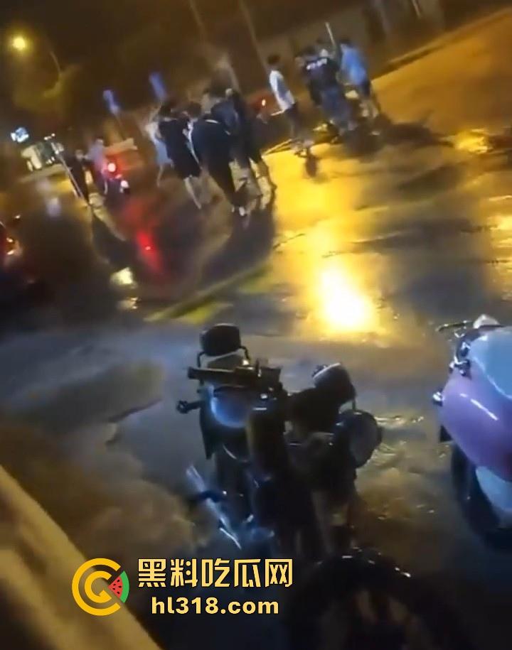 广西精神小伙，大晚上不睡觉拿起砍刀街头卖艺，各种武林绝学使出，现场极其血腥！-3