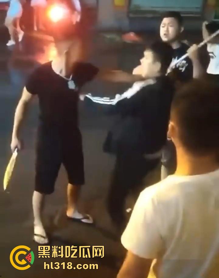 广西精神小伙，大晚上不睡觉拿起砍刀街头卖艺，各种武林绝学使出，现场极其血腥！-4