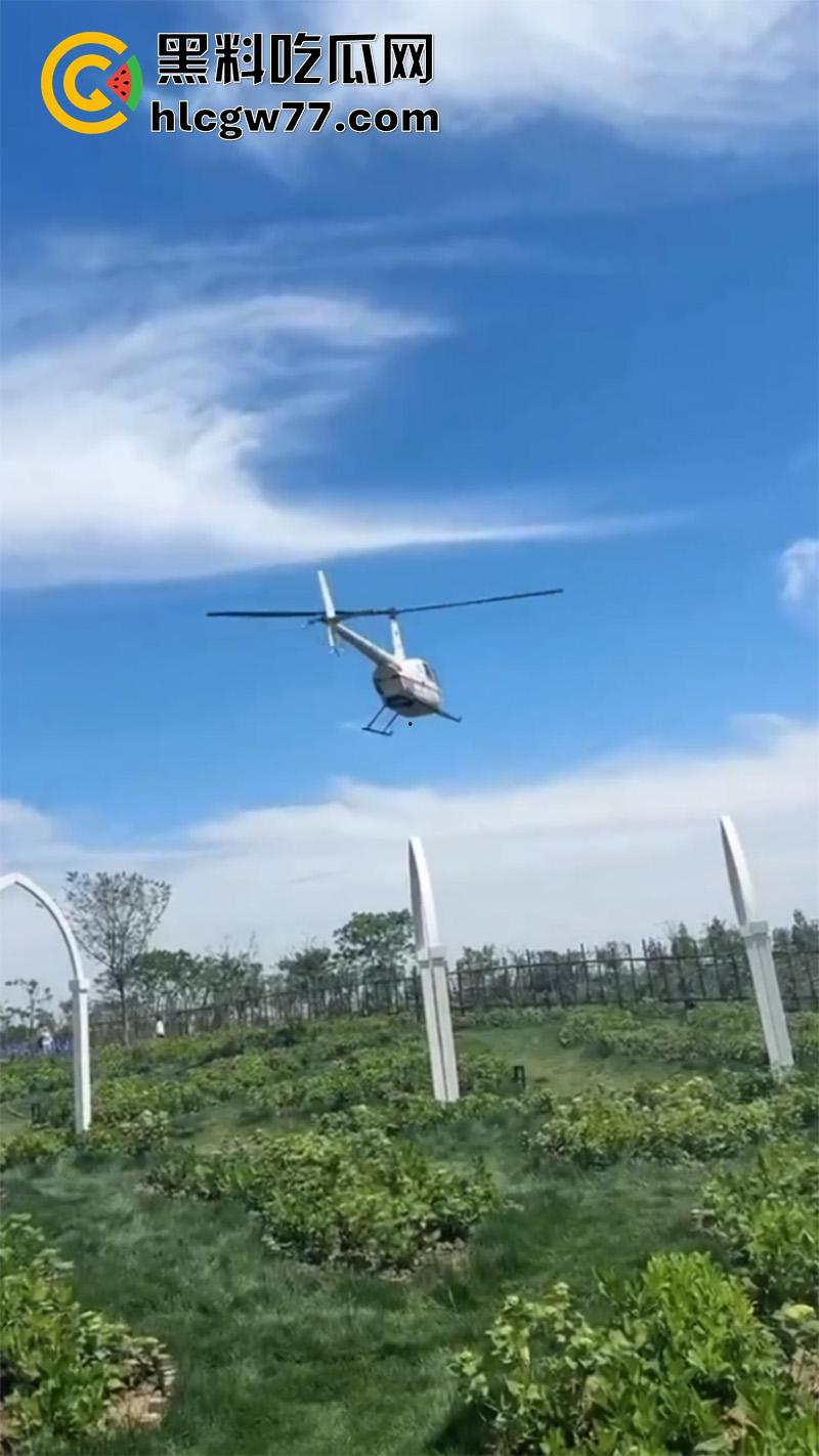 熊孩子惹大祸了，小型直升机降落，熊孩子弹弓射到机尾旋桨，导致机身不稳当场坠毁！-2