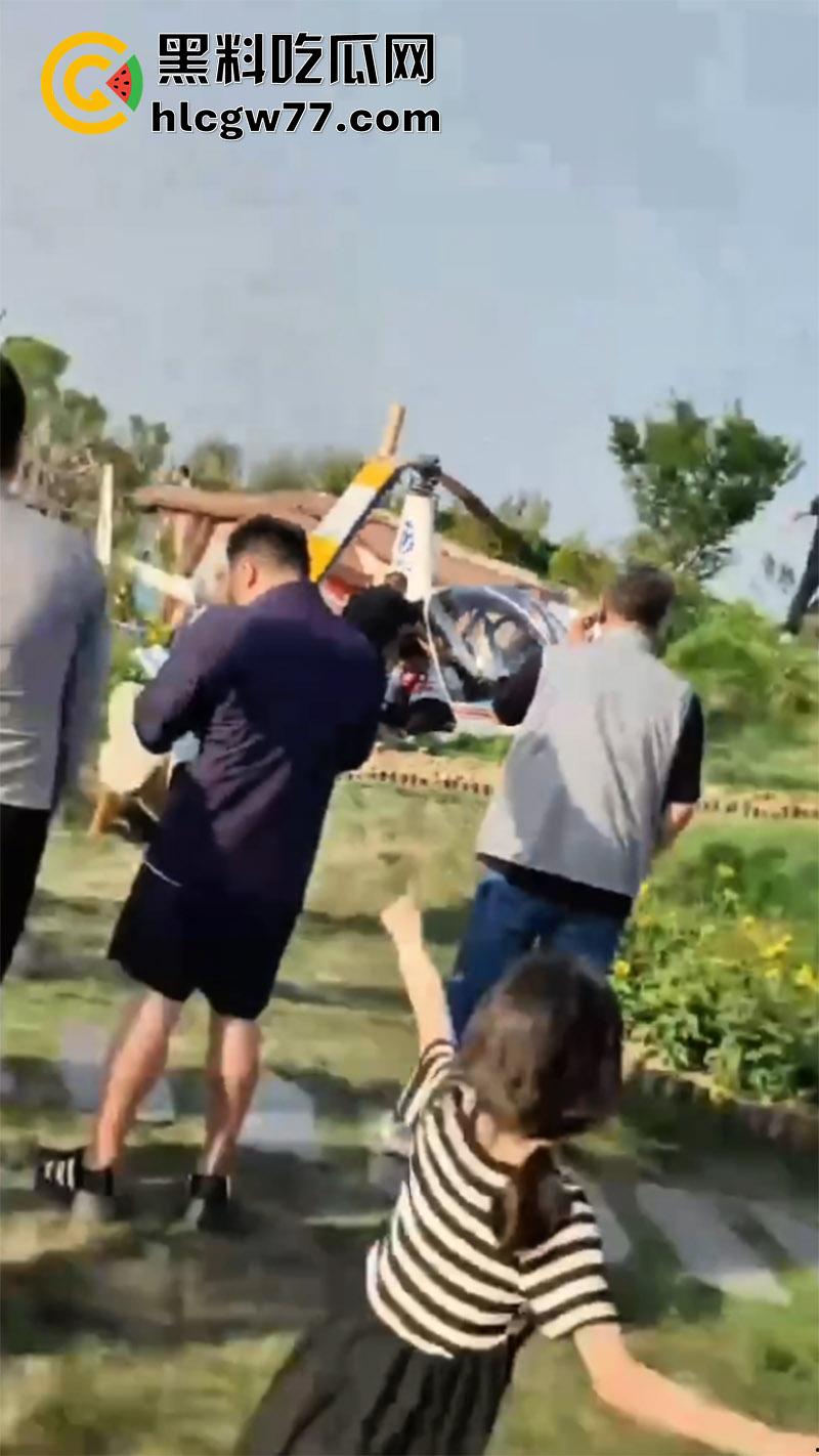 熊孩子惹大祸了，小型直升机降落，熊孩子弹弓射到机尾旋桨，导致机身不稳当场坠毁！-7