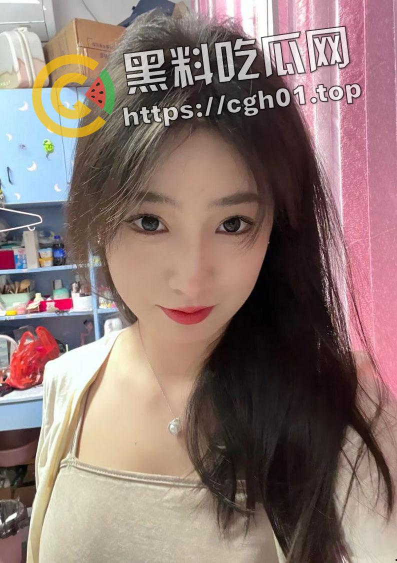 石河子大学研一学姐的反差日常被渣男流出 夺命大长腿和粉嫩翘臀 掰开小穴给你看-1