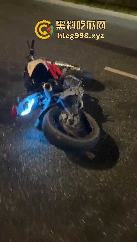 宁波10月10日深夜飙车狂徒闯红灯撞飞辅警！摩托车主嚣张逃逸毫发无损！-7