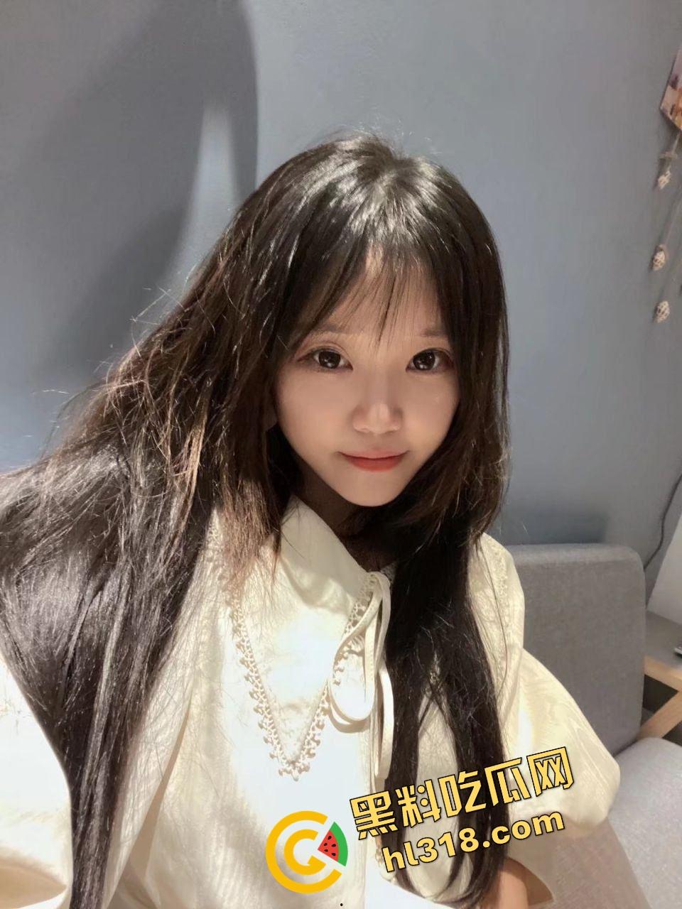 成都西南交大反差母狗『刘若彤』和男友出租屋玩疯了，拍了整整一册淫照，视频淫照百张爆仓云盘流出！-4