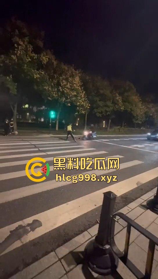 宁波10月10日深夜飙车狂徒闯红灯撞飞辅警！摩托车主嚣张逃逸毫发无损！-9