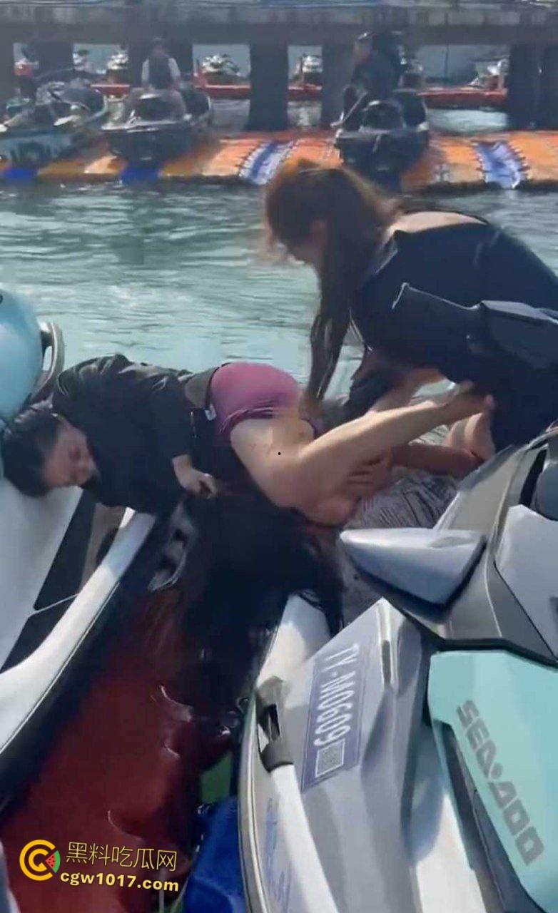 海南三亚钟情会所海边 ，黑衣女子当庭挑衅三女爆发冲突，头发一拽倒地就干，飞扑薅头堪比职业选手！-6