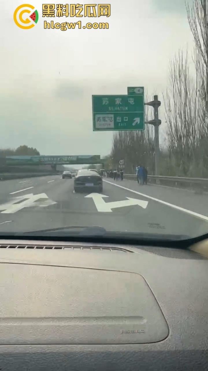 辽宁沈阳高速大巴车侧翻起火  50多名学生烧伤惨重 真实现场视频流出-1