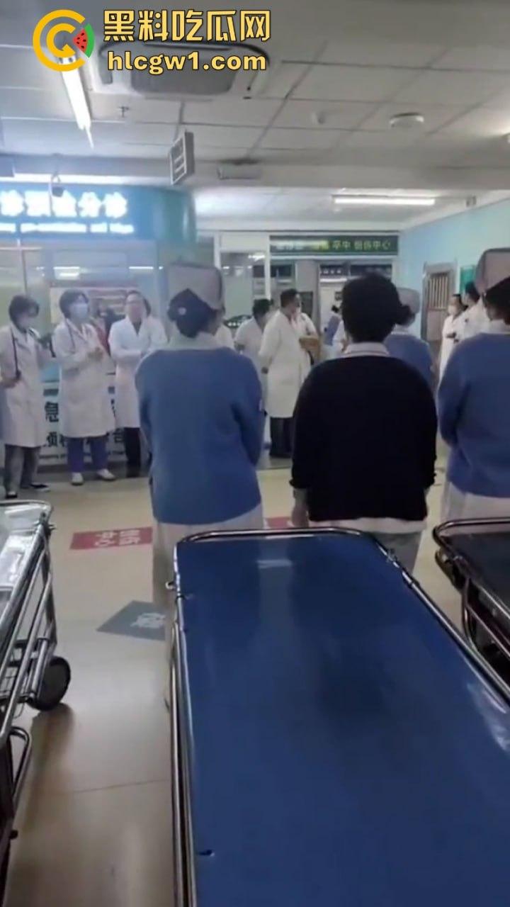 辽宁沈阳高速大巴车侧翻起火  50多名学生烧伤惨重 真实现场视频流出-2