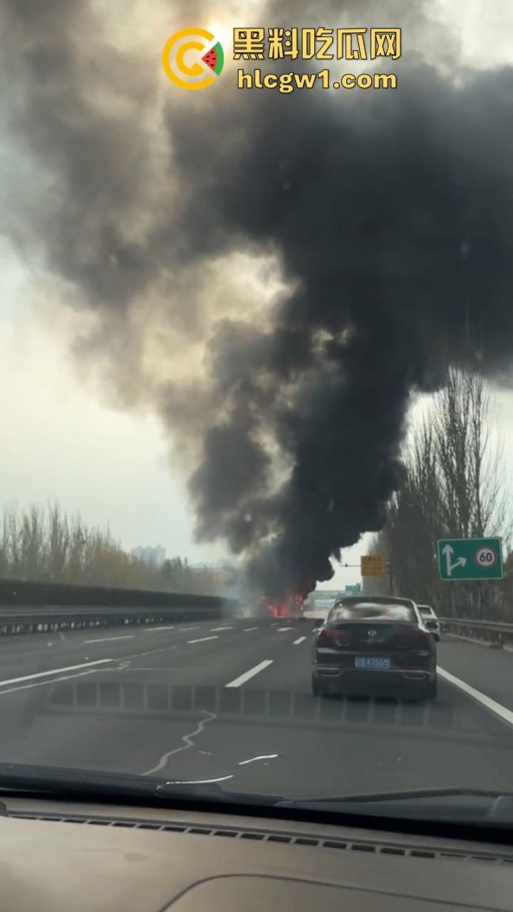 辽宁沈阳高速大巴车侧翻起火  50多名学生烧伤惨重 真实现场视频流出-4