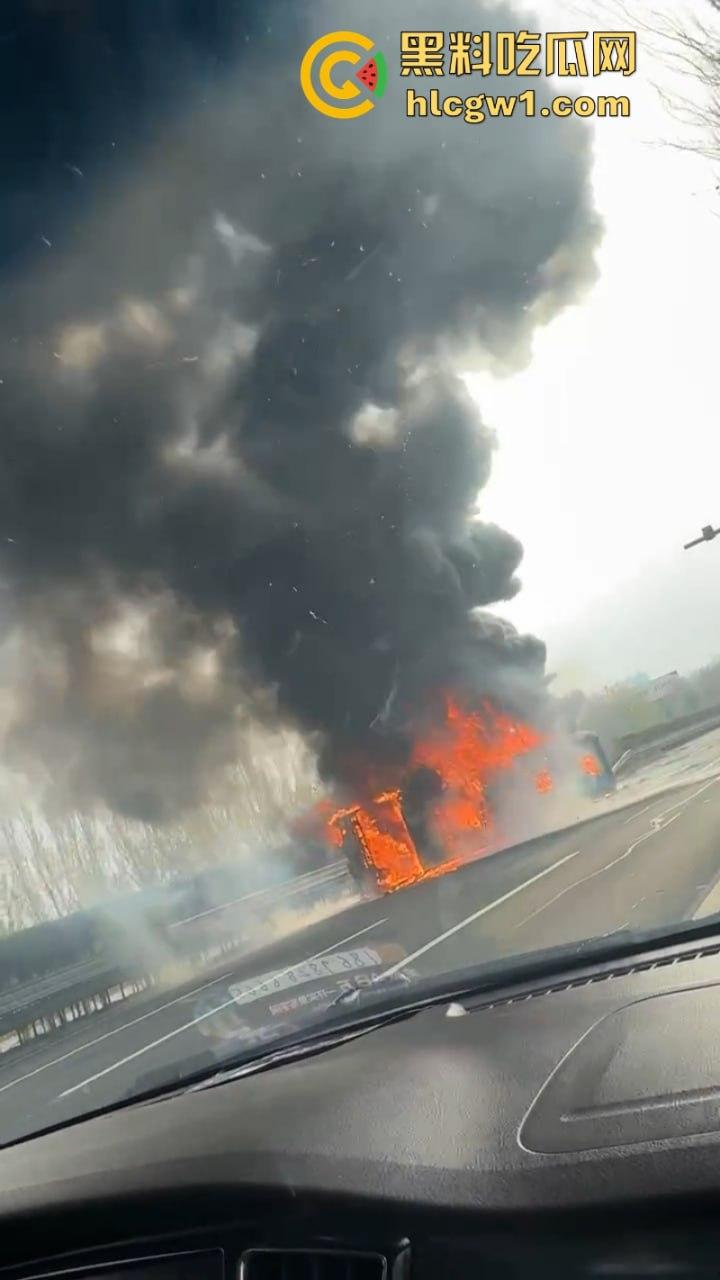 辽宁沈阳高速大巴车侧翻起火  50多名学生烧伤惨重 真实现场视频流出-10