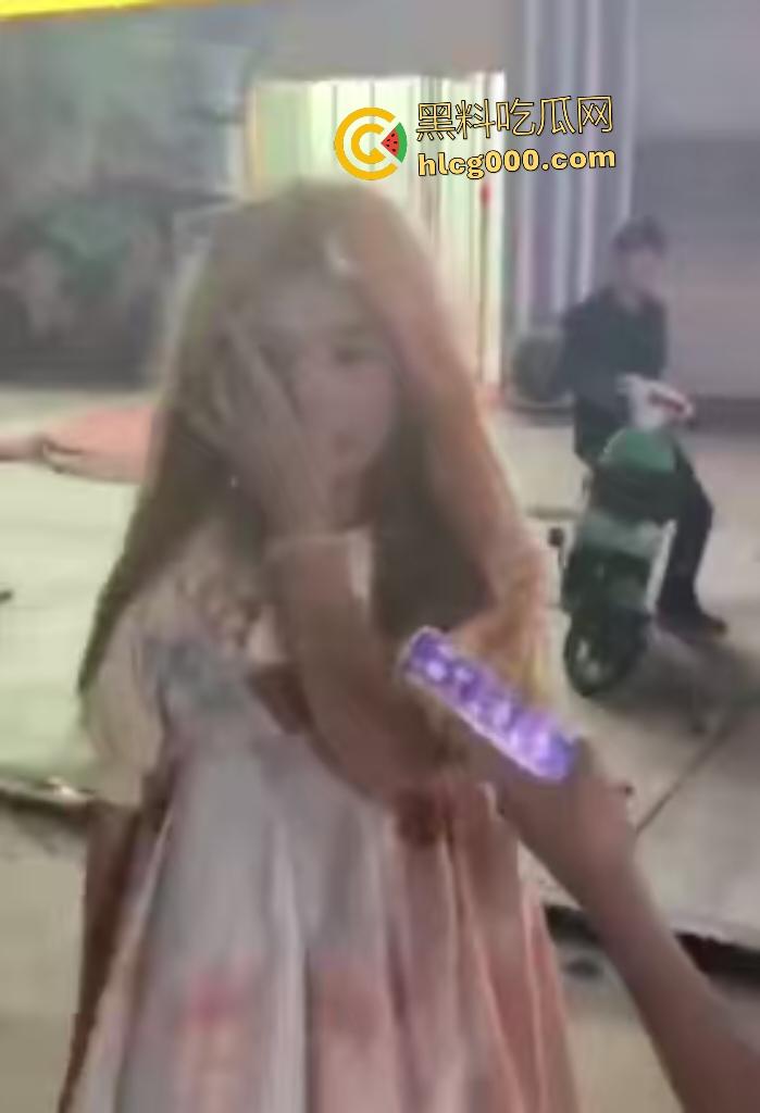 精神小伙脚踏两条船，前女友暴揍黄毛现女友，前女友还借钱和车给小伙用，直接欠一屁股债！-2