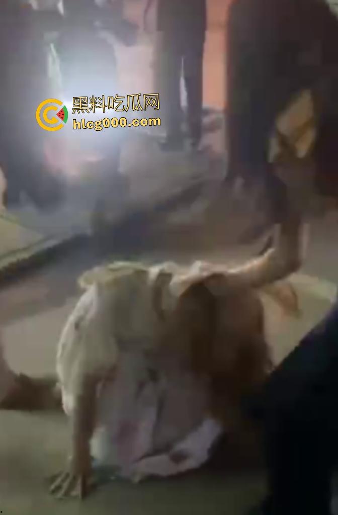 精神小伙脚踏两条船，前女友暴揍黄毛现女友，前女友还借钱和车给小伙用，直接欠一屁股债！-7