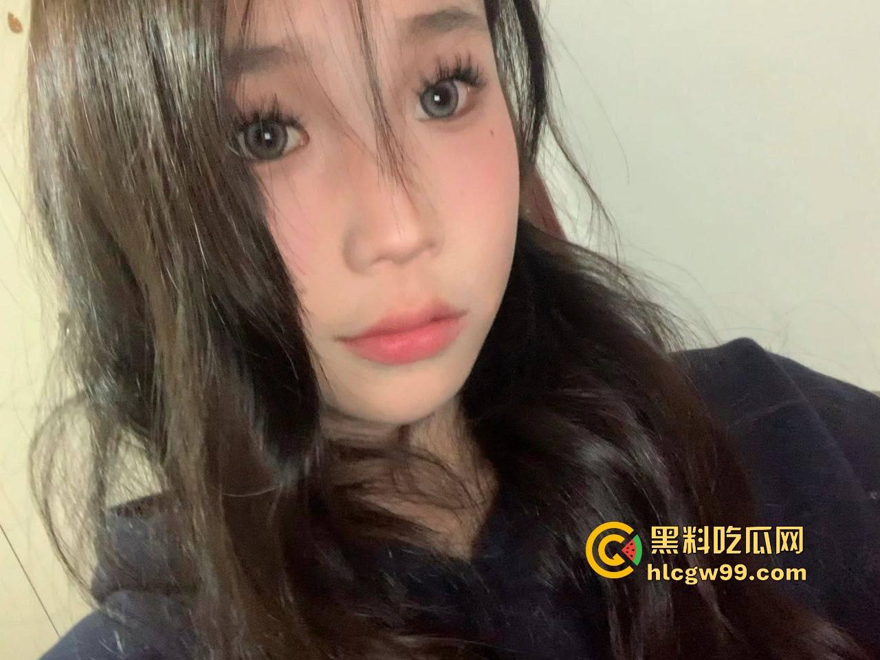 重庆巨乳小母狗『王晓希』独家视频曝光，跪地揉奶跳骚舞，脸穴同框疯狂自慰求主人大鸡巴！-1