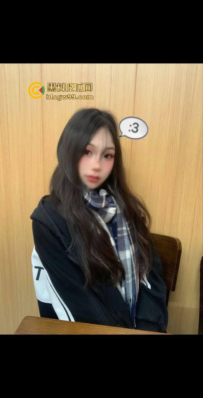 重庆巨乳小母狗『王晓希』独家视频曝光，跪地揉奶跳骚舞，脸穴同框疯狂自慰求主人大鸡巴！-3