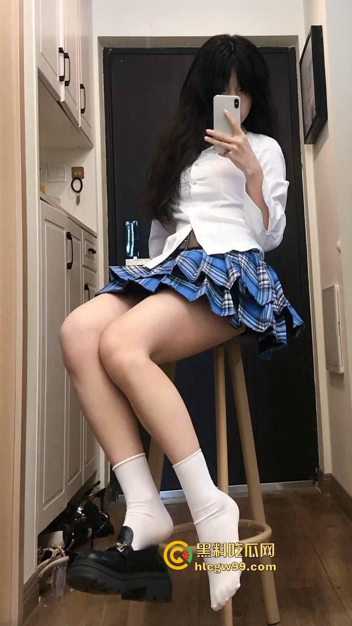 重庆巨乳小母狗『王晓希』独家视频曝光，跪地揉奶跳骚舞，脸穴同框疯狂自慰求主人大鸡巴！-6