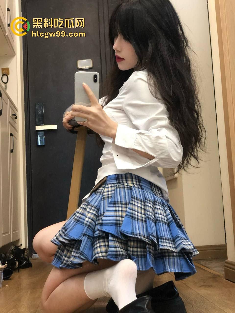 重庆巨乳小母狗『王晓希』独家视频曝光，跪地揉奶跳骚舞，脸穴同框疯狂自慰求主人大鸡巴！-7