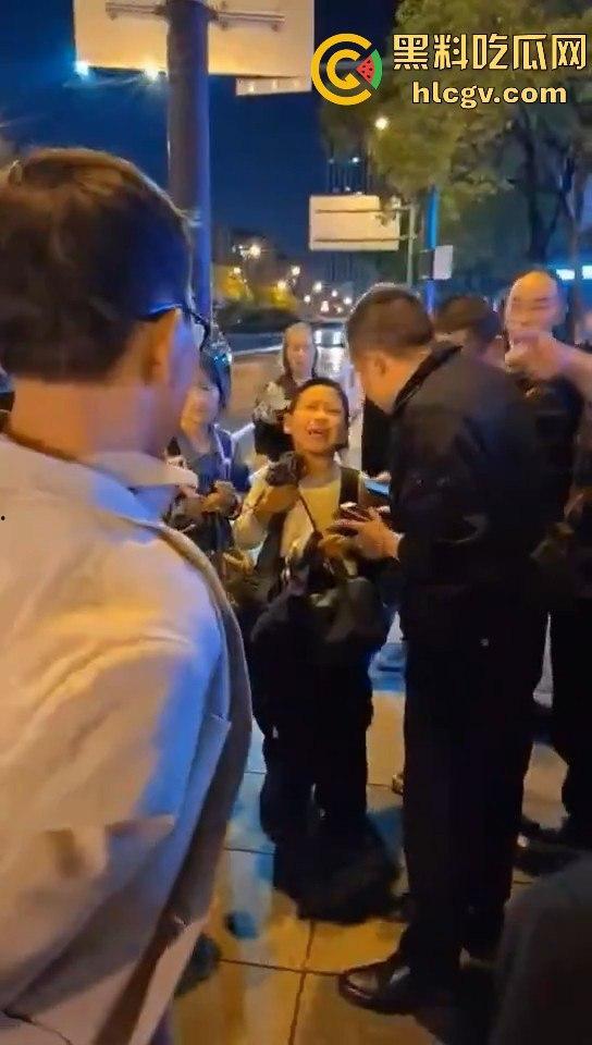 长沙星沙盼盼小学惊现人贩子！两人当街拐孩子，围观群众怒抓跑了一个！-3