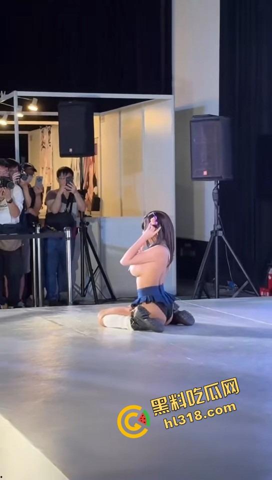 长隆水上乐园coser骚出天际，大奶全露只贴乳贴，B站活动胸前两根吊带全场男人看直眼，这波冲到飞起！-5