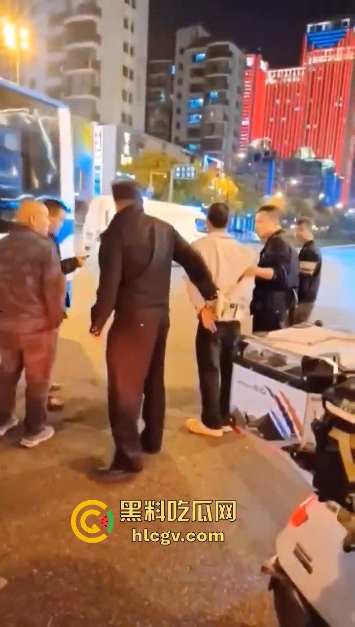 长沙星沙盼盼小学惊现人贩子！两人当街拐孩子，围观群众怒抓跑了一个！-6