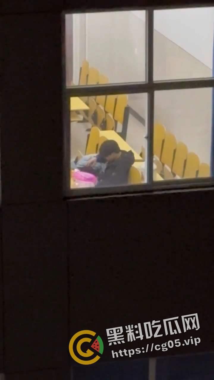 石家庄工程学院情侣教室内直接口交 被同学偷拍曝光到网上 年轻人就是喜欢随时随地来一炮-3