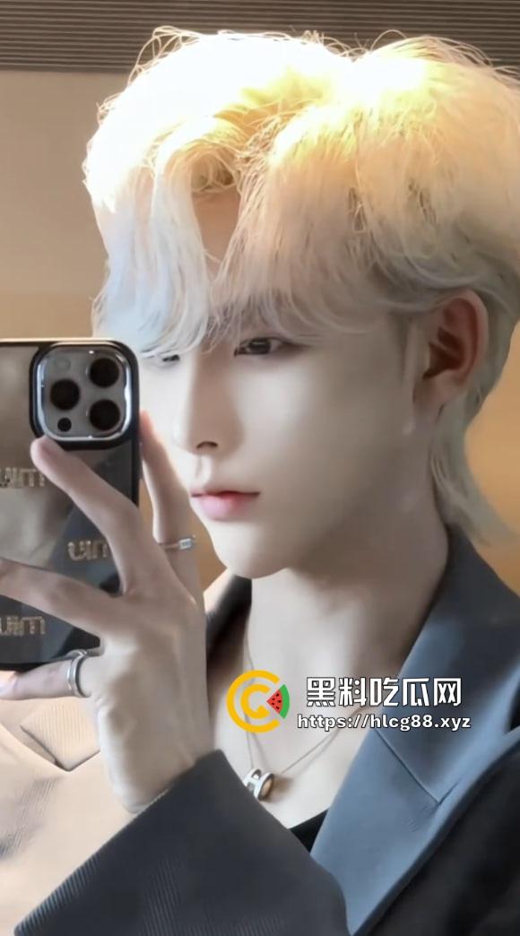 成都小仙女找男模鸡巴养身，哪知男模鸡巴是毒棒，插谁谁烂草完骚逼流脓烂成花，婊子贱种天生一对！-33