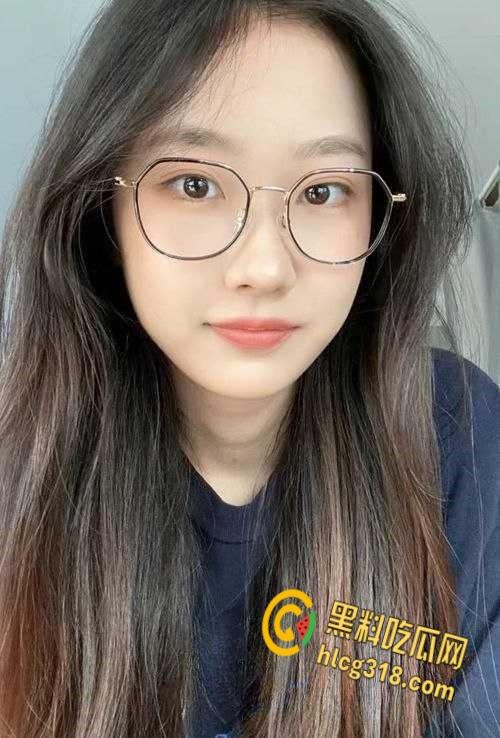 武汉服装学院【刘宝妍】宿舍自慰，直播明码标价包夜一千五，没想到还是个白虎一线天！-3