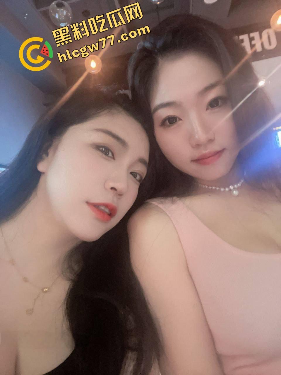 上海母女淫乱日常泄密炸裂，风韵少妇携女娇天天跟老公操逼玩3P，母女双飞伺候鸡巴！-1