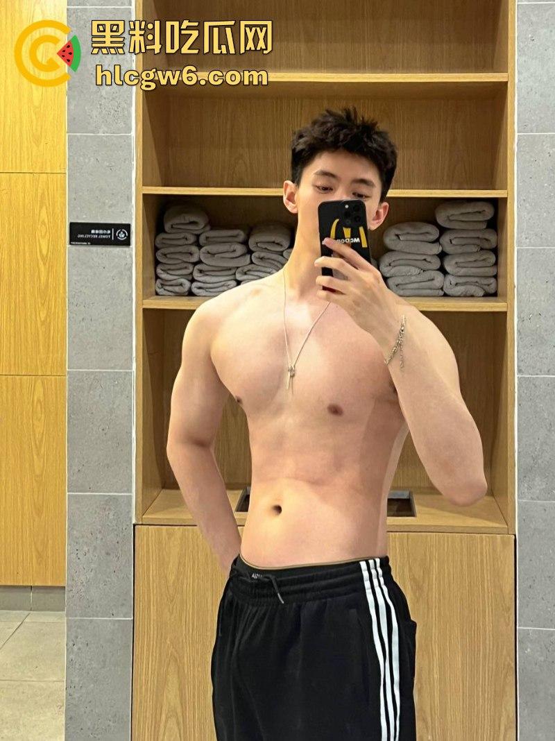 抖音知名健身男博主【耿嘉宏】被曝靠抖音吸粉操粉 因器大活好 众多女粉丝主动投怀送抱求操！-6