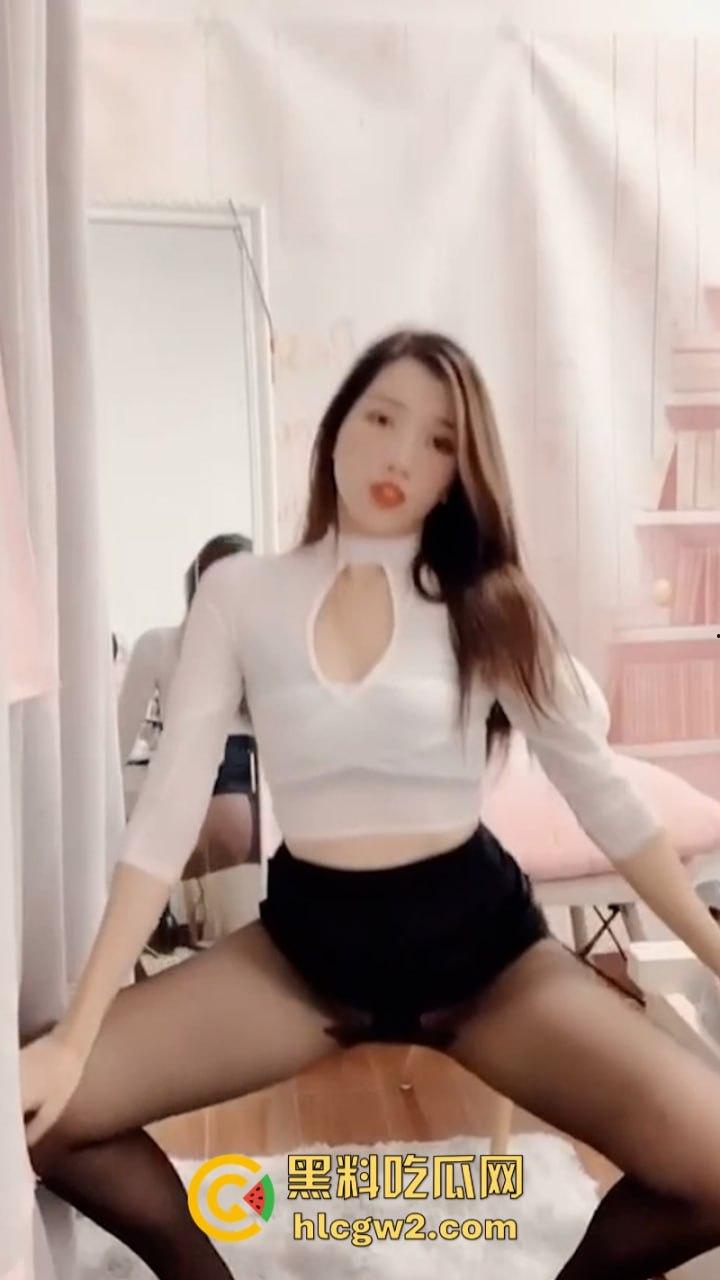 先天炮架圣体抖音网红【000】 付费福利流出 逆天美腿配黑丝 丁字骚裤抠肥逼 简直极品！-10