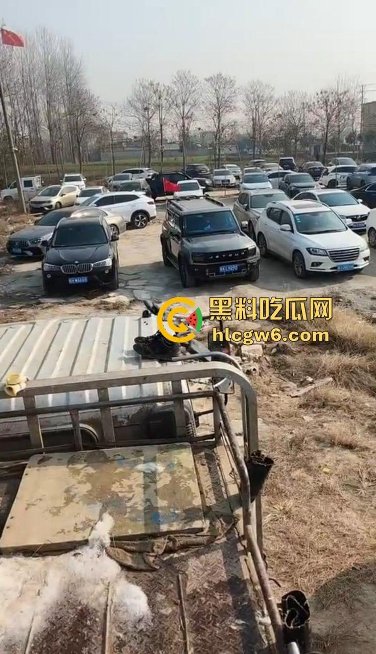 钓场内卷新高度 寒冬钓鱼佬穿羽绒服忍冻守鱼 光腿妹子在池边短裙跳舞性感加持，鱼没上钩人先成翘嘴！-1