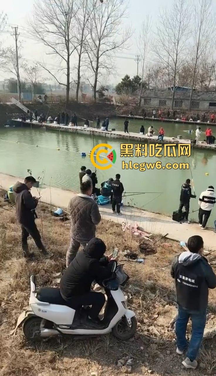 钓场内卷新高度 寒冬钓鱼佬穿羽绒服忍冻守鱼 光腿妹子在池边短裙跳舞性感加持，鱼没上钩人先成翘嘴！-6