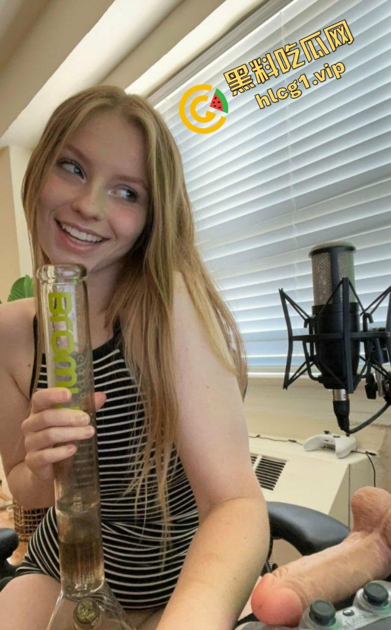 老外小萝莉太会玩！与男友吃鸡私密画面大曝光，外国萝莉还真是放得开！-3