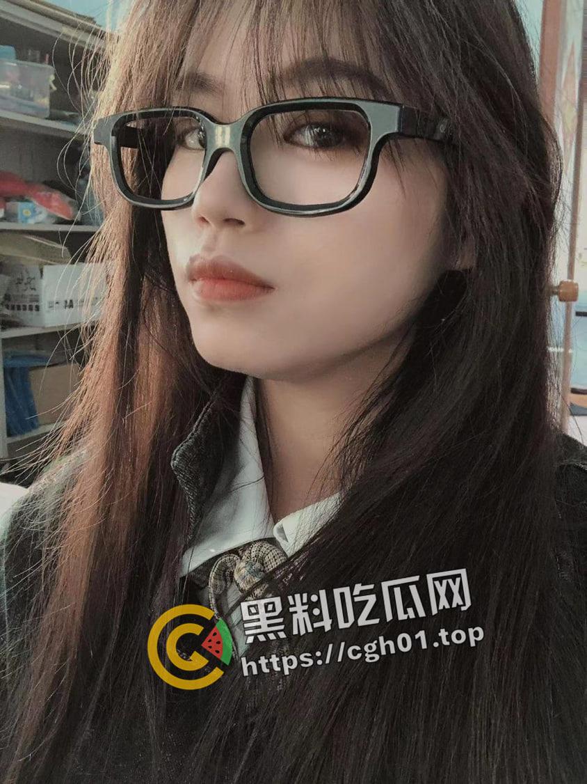 湖南母狗【陆世婷】背着男朋友约学长学弟3p  开肛初体验 手指全部塞满 水真多啊-7