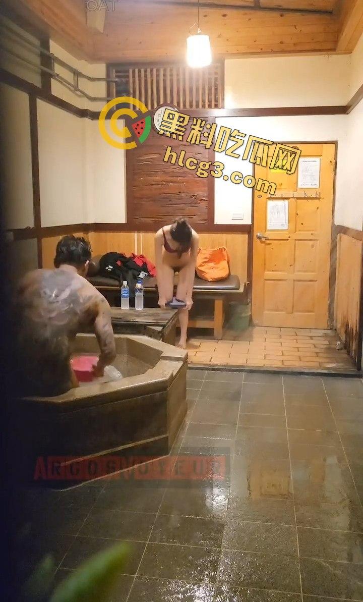 台湾私人温泉旅馆大尺度泄密！情侣洗澡疯狂打炮，俩大奶少妇在一旁调情摸奶！-7