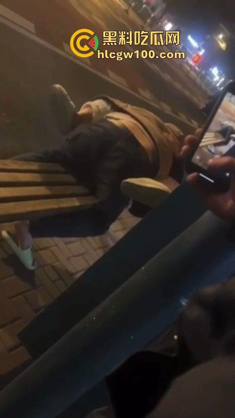 常州大学城公交车站情侣饥渴难耐当街啪啪，各种姿势变换无视路人视频内容劲爆全网疯传！！-4