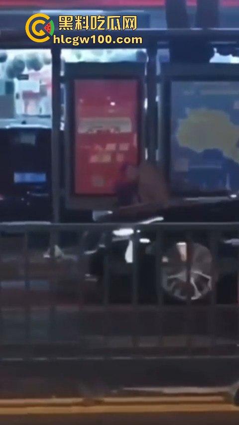 常州大学城公交车站情侣饥渴难耐当街啪啪，各种姿势变换无视路人视频内容劲爆全网疯传！！-6