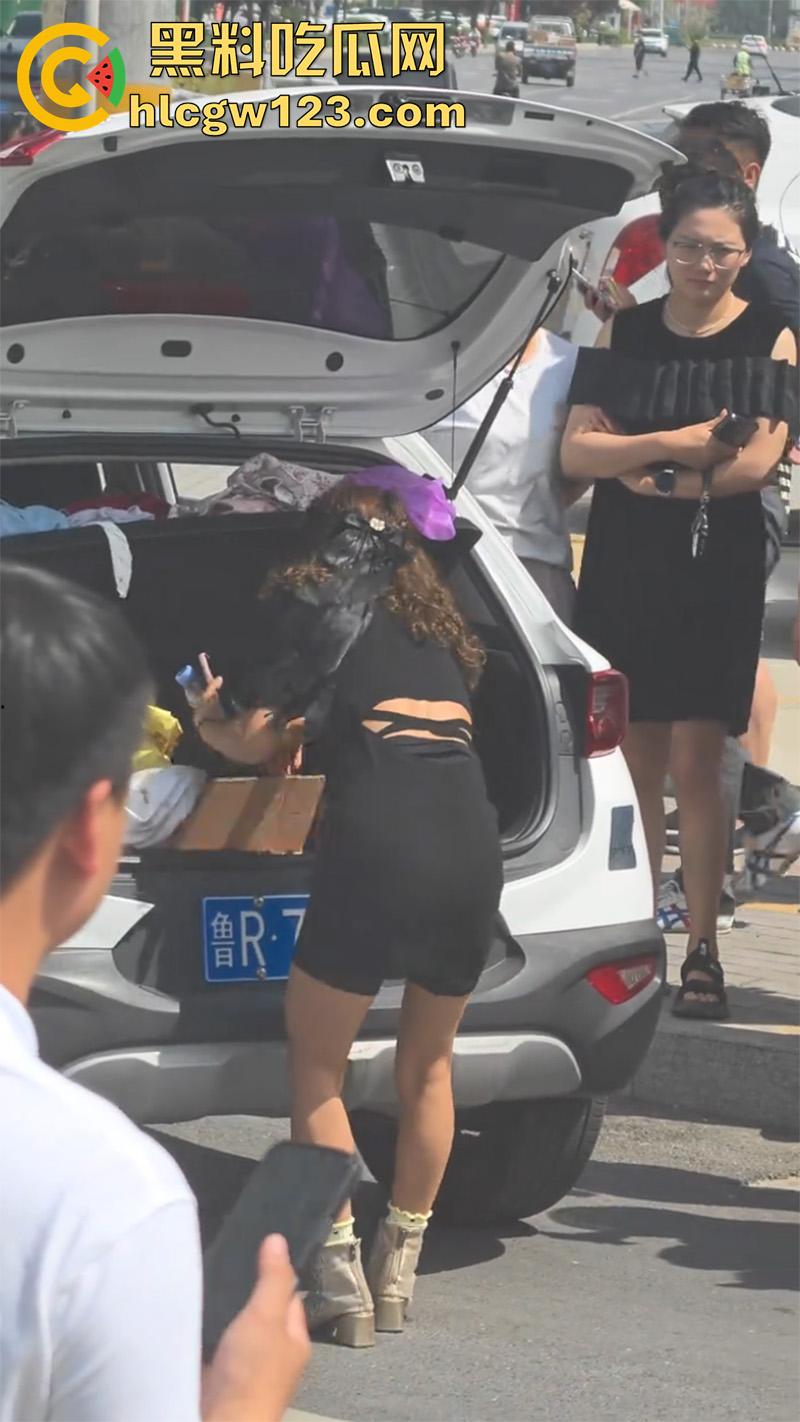 山东菏泽网红【玲玲宝贝】，因违停被贴罚单，爬上警车高声吼叫，拒不配合最终被强制带离现场！-6