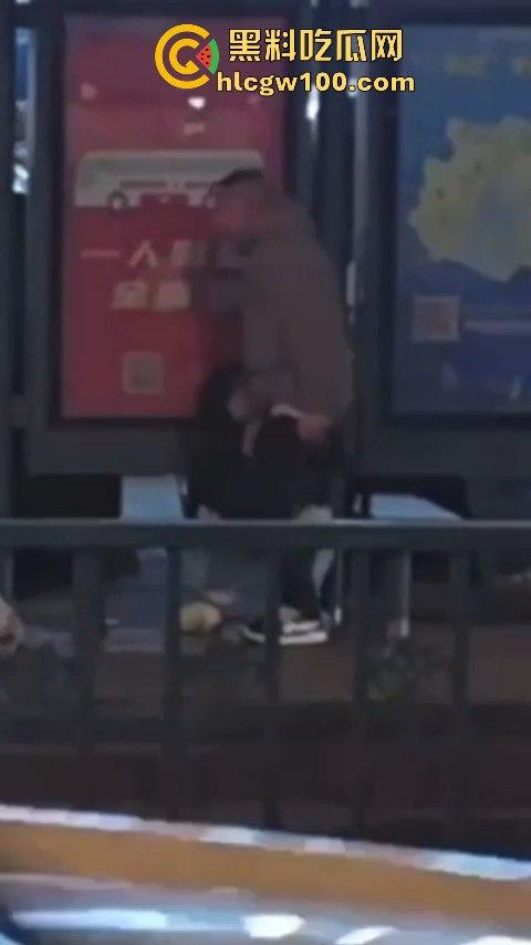 常州大学城公交车站情侣饥渴难耐当街啪啪，各种姿势变换无视路人视频内容劲爆全网疯传！！-8