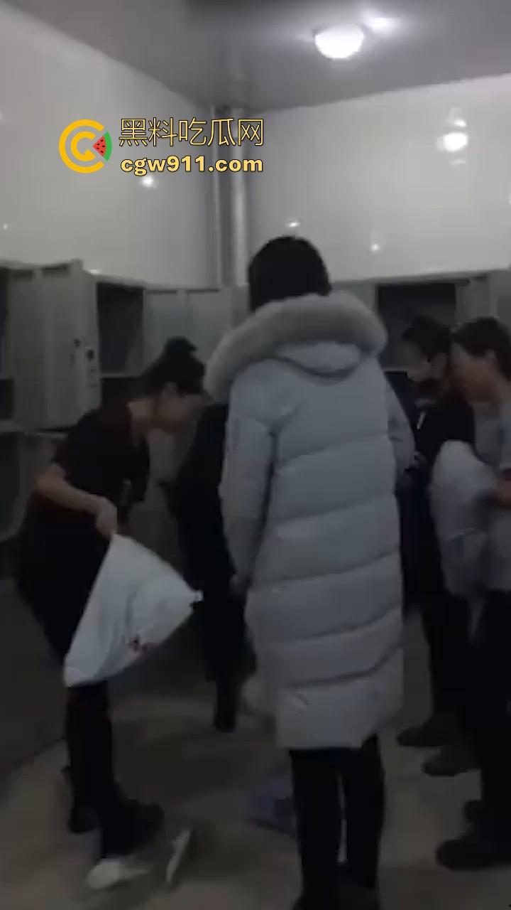 江苏大学调教女大潜入女澡堂偷拍为主人献媚，换衣间粉嫩肌肤尽收眼底，各式极品身材，曲线玲珑撩人到爆！-1