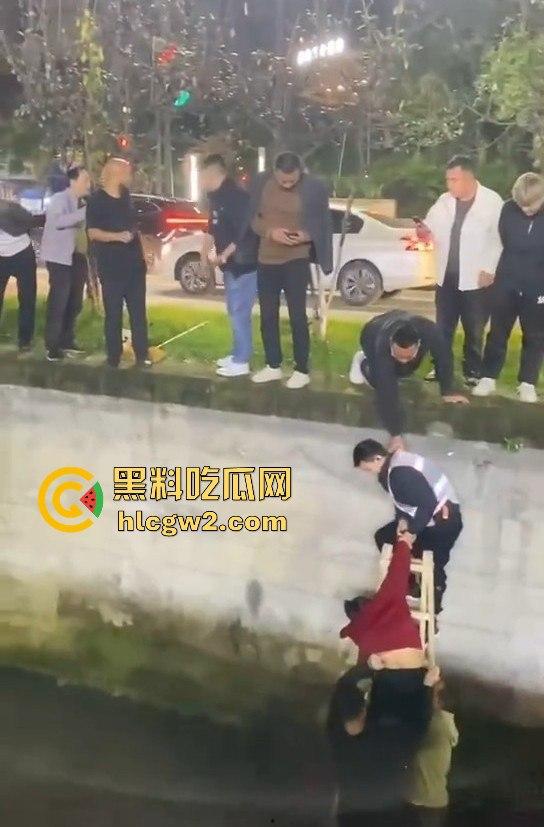 女子醉酒跳入水沟，一群小伙子拼尽全力才把她捞起，小姐姐该减肥了，不然救都救不动！-4
