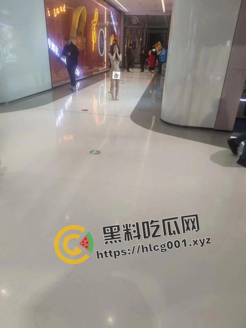 裸奔就是艺术！武汉万科女子裸奔 南宁多起裸奔 裸奔年年有 今年特别多啊-5