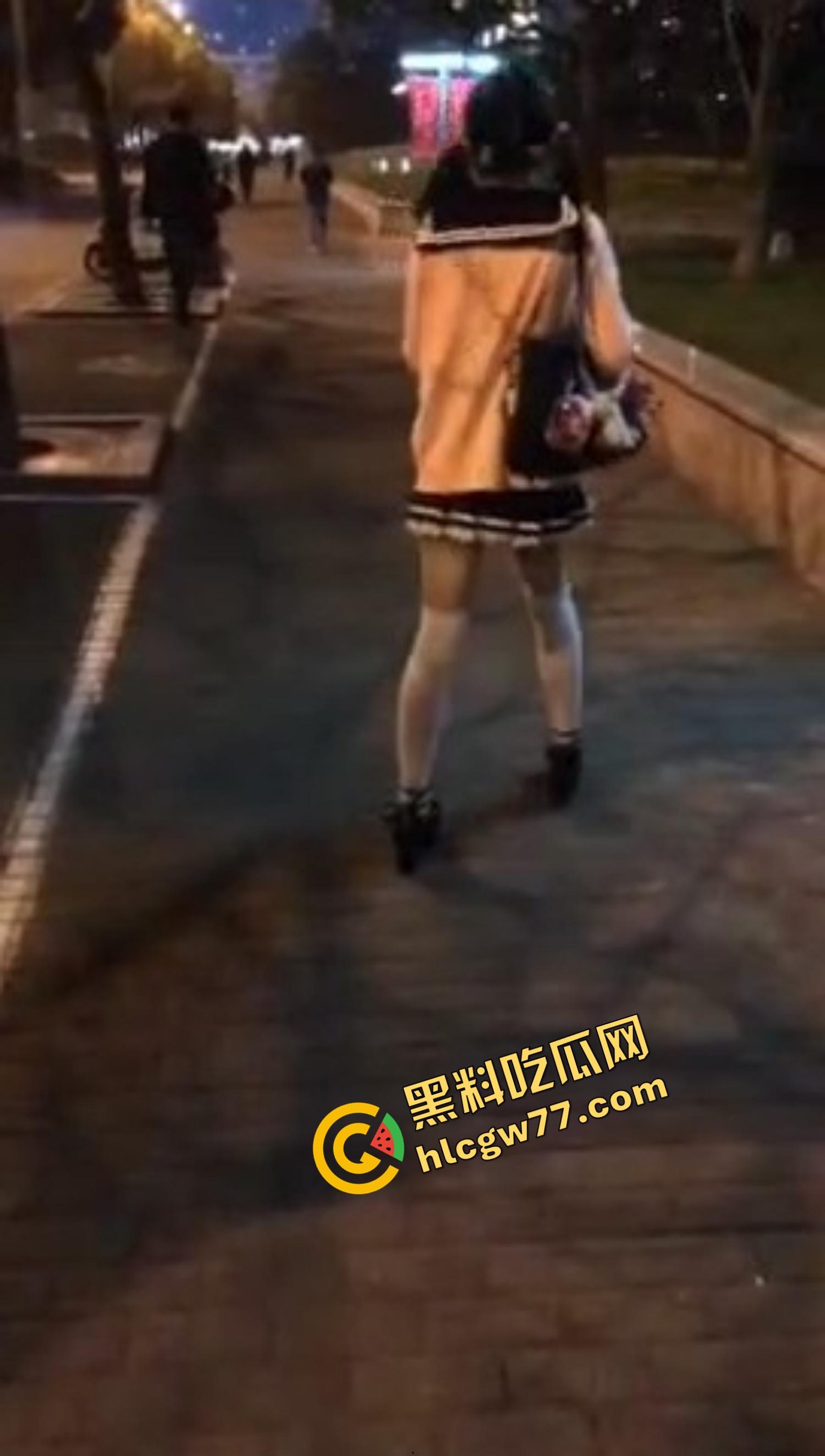 杭州『李雪莹』完成主人的任务，穿JK真空夹跳蛋，大街上五档起步，走到一半直接失禁边走边尿！-9