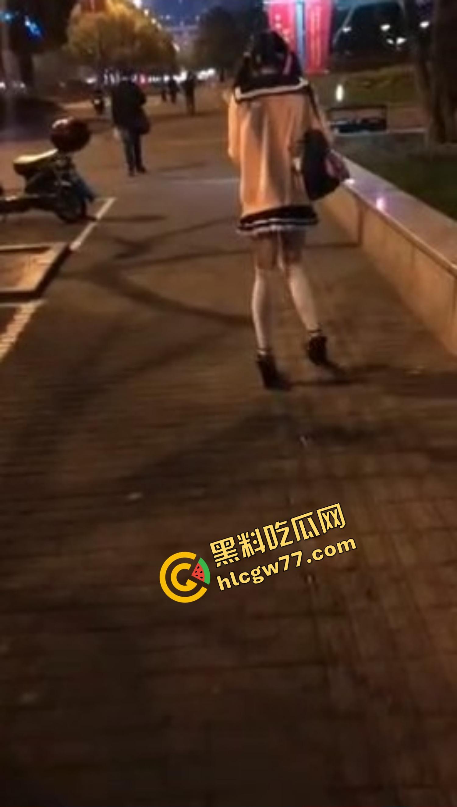 杭州『李雪莹』完成主人的任务，穿JK真空夹跳蛋，大街上五档起步，走到一半直接失禁边走边尿！-11