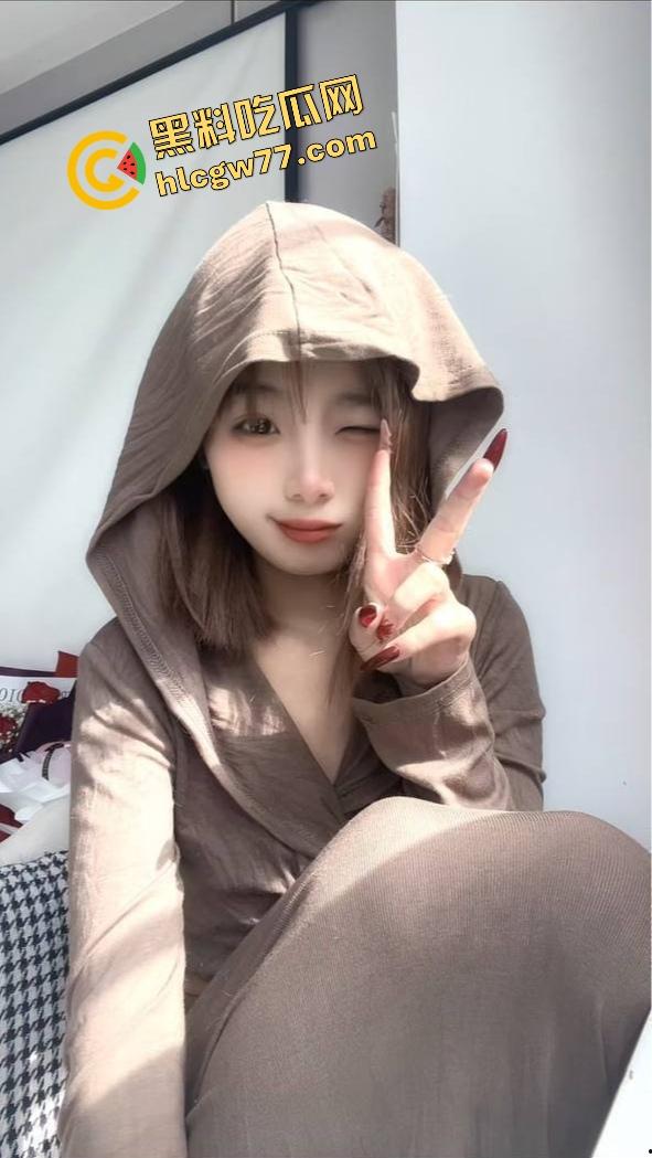 宁夏极品嫩妹【房于心】反差婊内裤套头狂舔鸡巴，天然毛丛嫩逼被猛操到喷泉，高颜骚货口交上瘾！-2