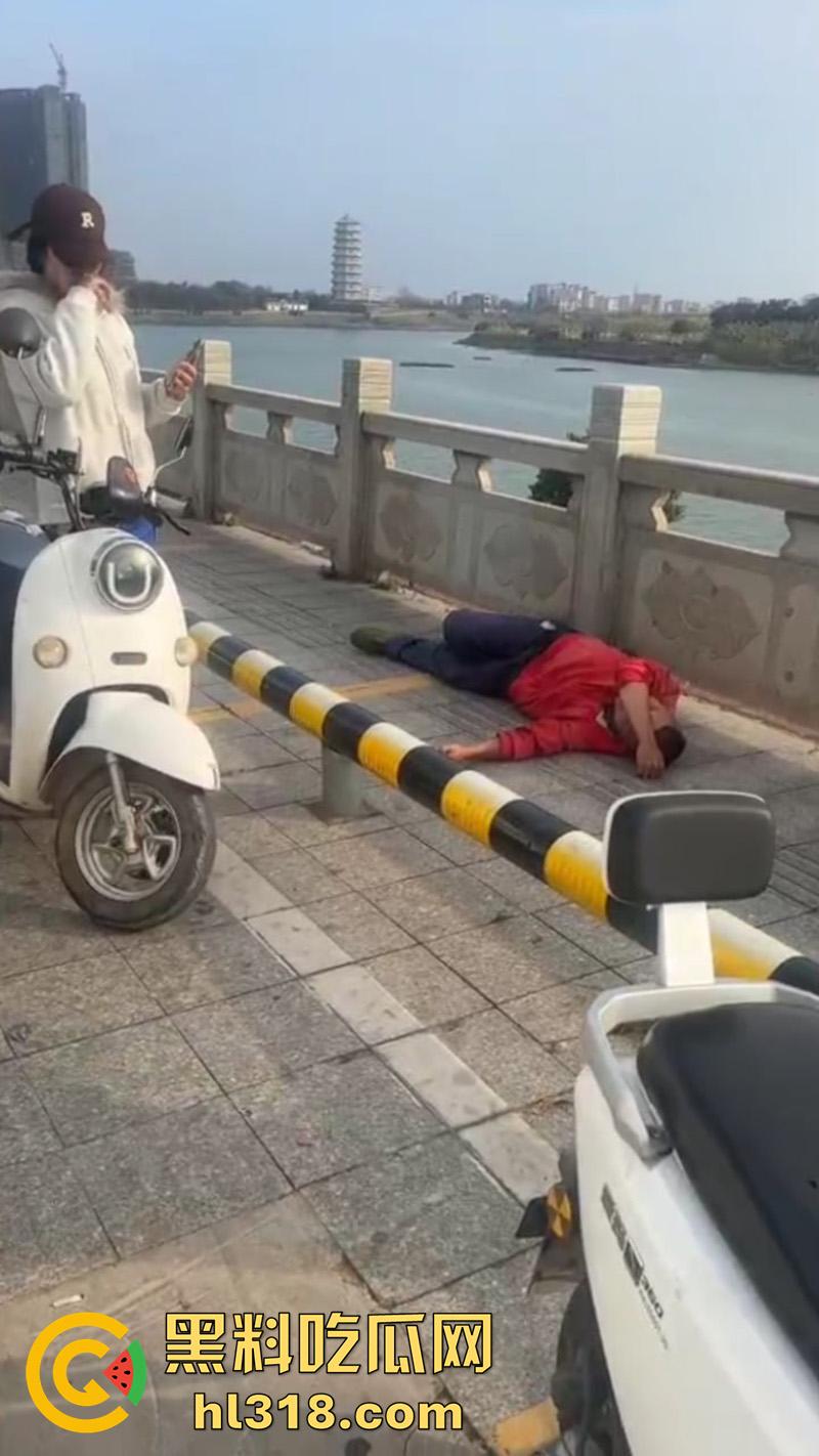 广东茂名化州擦边女被猥亵，穿性感吊带裙江边跳舞，被大叔发现直接上手摸臀猥亵，看来大爷憋不住了啊！-6