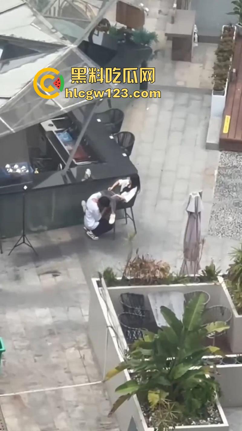 杭州情侣当众扣逼，趁私下无人激情玩穴，女孩面红耳赤未拒绝，结果却被高层瓜友偷拍曝光！-1