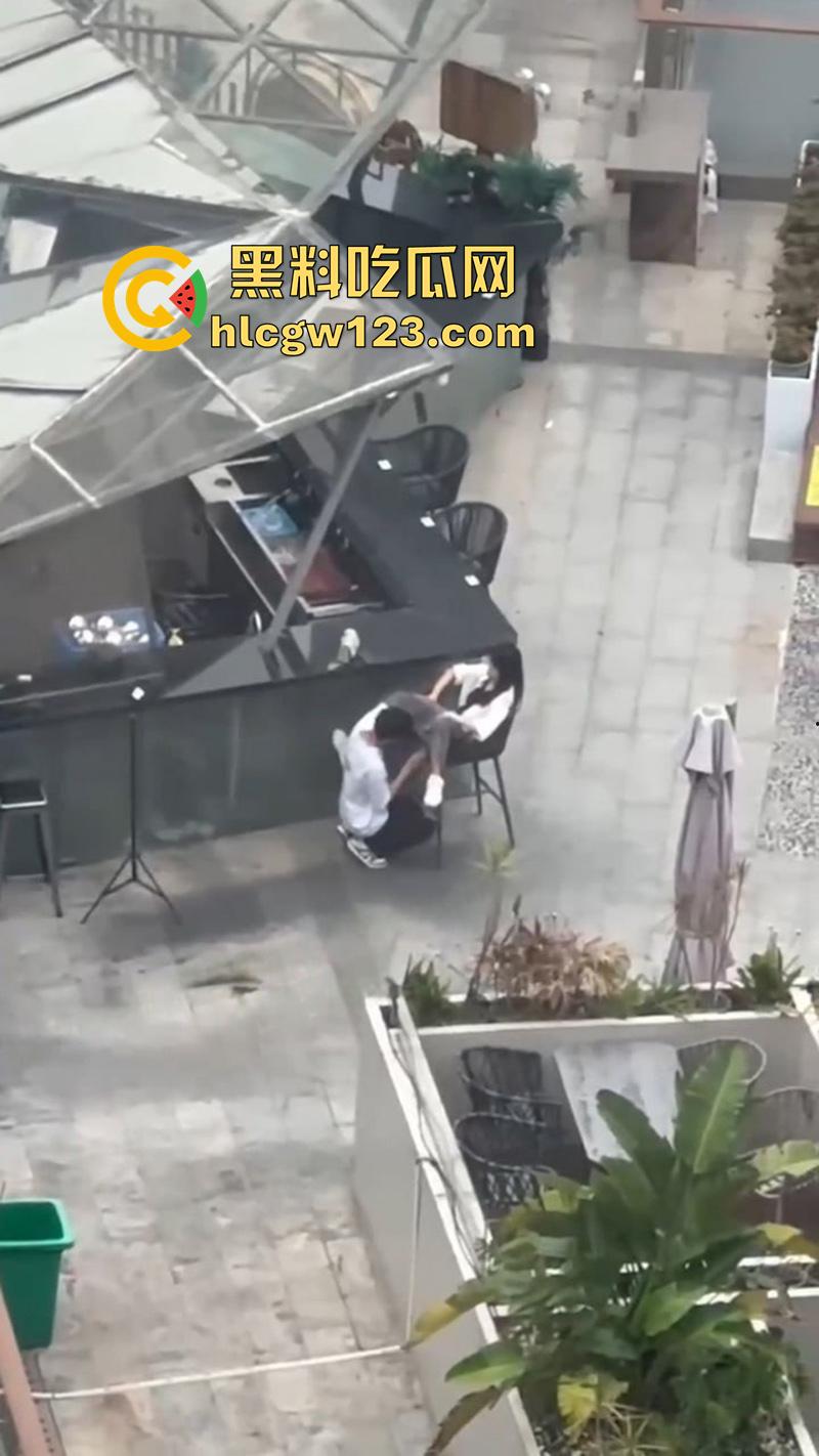 杭州情侣当众扣逼，趁私下无人激情玩穴，女孩面红耳赤未拒绝，结果却被高层瓜友偷拍曝光！-2