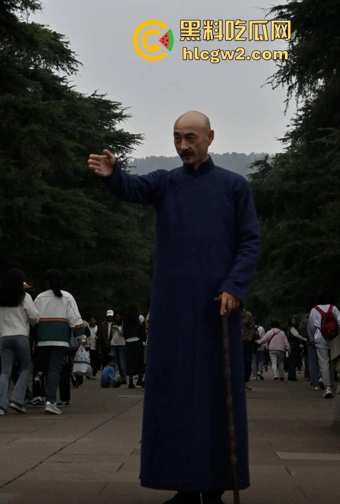 『蒋中正』复活在南京中山陵？男子COS得煞有其事，警察一来扭头就跑，黄埔精神呢？-4